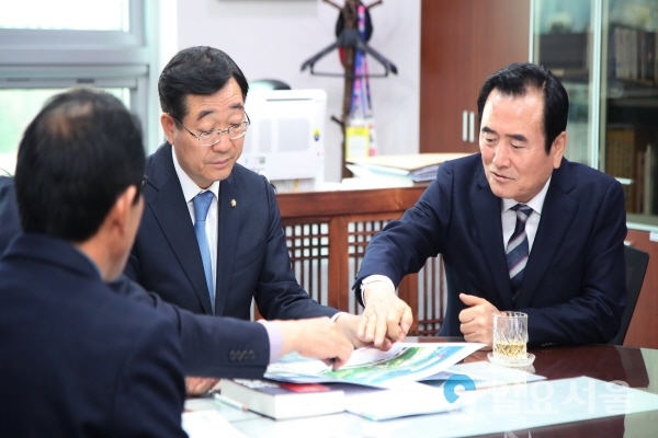 서춘수 함양군수, 예산확보 위해 민홍철 의원과 면담