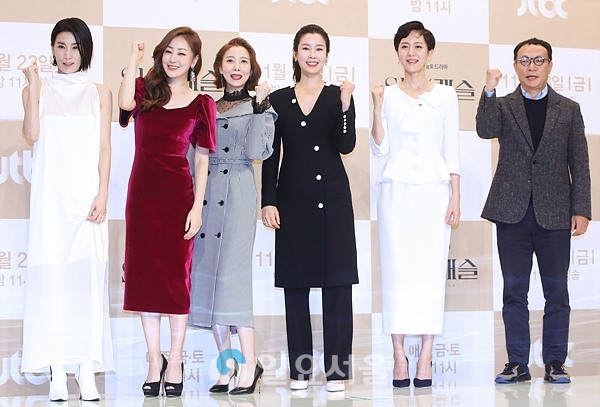 SKY 캐슬 제작발표회에 참석한 주요출연자 김서형-오나라-윤세아-이태란-염정아와 조현탁 PD