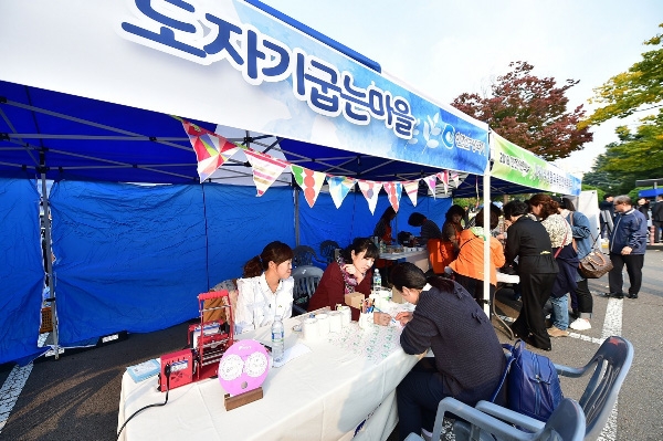 시민의날 어울림마당 장터에 참여한 마을기업(도자기굽는마을).