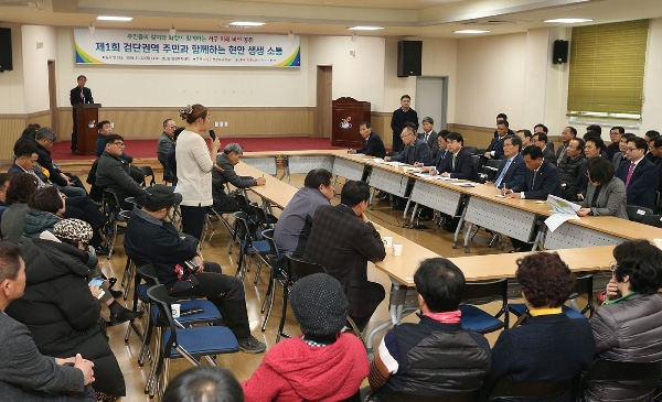 주민의 생생한 현장의 목소리를 청취하고 있는 이재현 구청장
