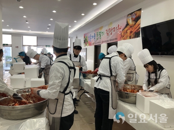 대구과학대학교 식품영양조리학부 학생들과 교수들이 23일 국가보훈처 대구지방보훈청과 함께 국가유공자 가족 지원을 위한 김장김치 지원 재능기부 행사를 하고 있다. 사진=대구과학대