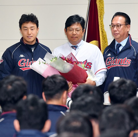 손아섭(왼쪽), 양상문 감독 [뉴시스]