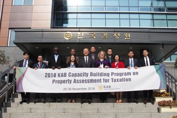 지난 26일 ‘한국감정원 지가산정 역량강화 글로벌 초청연수’ 개회식에서 참석자들이 단체사진을 촬영하고 있다.  사진제공=한국감정원