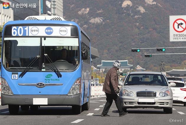 지난 10월 서울광장에서 열린 ‘어르신이 먼저인 교통문화 정착을 위한 안전보행 다짐대회’에서 스턴트맨이 어르신들에게 자주 발생하는 교통사고를 시연하고 있다 (사진 출처=내 손안에 서울)