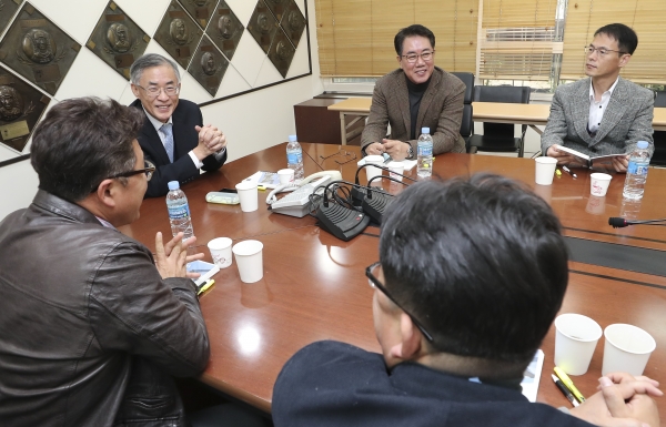 최원현(가운데) 한국야구위원회(KBO) 상벌위원회 위원장이 27일 오후 서울 강남구 야구회관에서 열린 kt 강민국 음주운전 미신고 관련 상벌위원회에서 위원들과 대화하고 있다. 강민국은 지난 2014년 1월 음주운전으로 벌금 처분을 받았으며, kt는 "트레이드 당시 음주운전 사실을 전달 받았으나 KBO 신고 여부에 대해서는 전달 받지 못했다"고 밝혔다. [뉴시스]