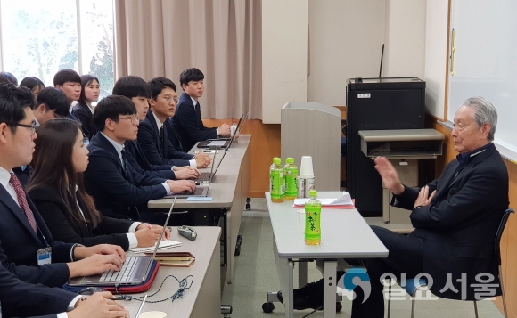 영진전문대학교 일본IT기업주문반(컴퓨터정보계열) 3학년 학생들이 일본 도쿄 올림픽기념청소년센터 세미나실서 이데이 노부유키(出井伸之) 전 소니 회장의 특강을 들었다. 사진은 특강에 나선 이데이 회장 모습. 사진제공=영진전문대