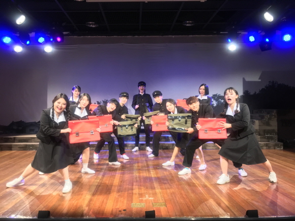대구과학대학교 방송엔터테인먼트코디과 학생들이 지난 26일 교내 한별문화홀에서 뮤지컬‘新(신)행진 와이키키’을 공연하고 있다. 사진제공=대구과학대