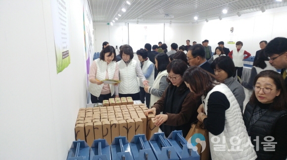 대구과학대학교 영송갤러리에서 28일 개최된 ‘2018 비채나눔터 자선바자회’에서 교직원들이 바자회 물품을 구입하고 있다. 사진=대구과학대