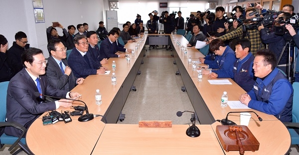 이용섭 광주광역시장(왼쪽 첫 번째)이 30일 오전 울산시 북구 현대자동차 울산공장 노동조합 사무실을 방문해 하부영 현대차 노조지부장(오른쪽 첫 번째)과 면담을 갖고 '광주형 일자리' 성공을 위한 협조를 요청하고 있다.(사진제공=광주광역시)