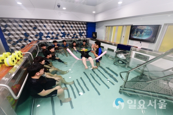대구보건대 물리치료과 학생들이 교수의 지도에 따라 수중치료실 실습을 하고 있다. 사진제공=대구보건대