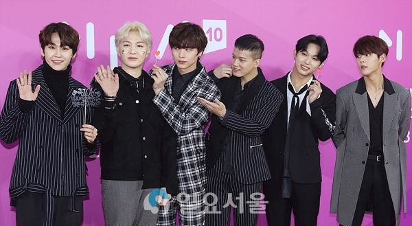 2018 멜론뮤직어워드 레드카펫 행사에 참석한 비투비