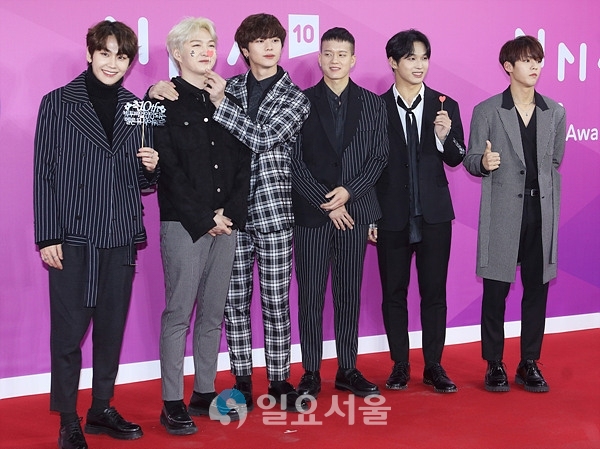 2018 멜론뮤직어워드 레드카펫 행사에 참석한 비투비