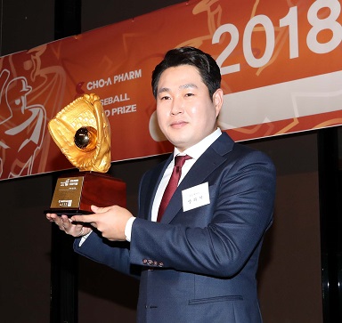4일 오전 서울 중구 플라자호텔 별관 그랜드볼룸에서 열린 2018 조아제약 프로야구 대상 시상식에서 대상을 차지한 두산 베어스 양의지가 트로피를 들고 포즈를 취하고 있다. [뉴시스]
