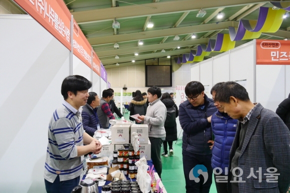 5일 대구대학교에서 열린 6차산업 플리마켓 행사를 찾은 관람객들이 농촌 융복합산업 창업기업 제품을 둘러보고 있다. 사진=대구대