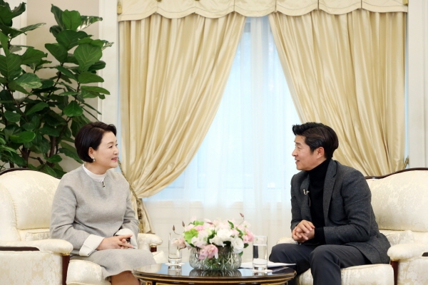 김정숙 여사와 진행자 김상중 [뉴시스]