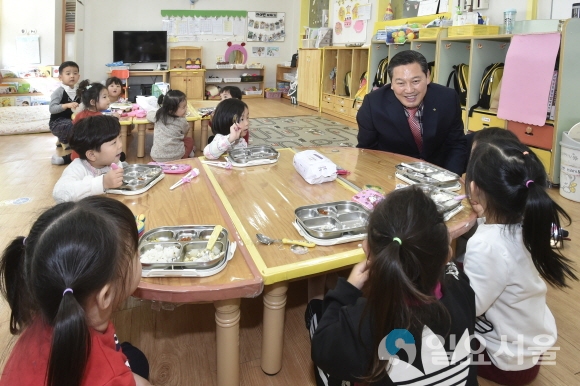 대구광역시 조재구 남구청장이 꼬마또래 어린이집을 방문하여 점심 배식을 하고 어린이들과 함께 이야기를 나누고 있다. 사진=대구 남구