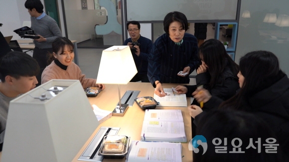 수성대 학생들이 10일 강산관 도서관 3층 로비에서 ‘밥 잘 사주는 예쁜 도서관’ 이벤트로 받은 샌드위치와 과일, 음료세트를 들고서 기뻐하고 있다. 사진=수성대학교