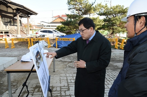주낙영 경주시장이 무형문화재 전수교육관 건립공사 현장을 찾아 공사 관계자로부터 공사에 대한 설명을 듣고 있다.