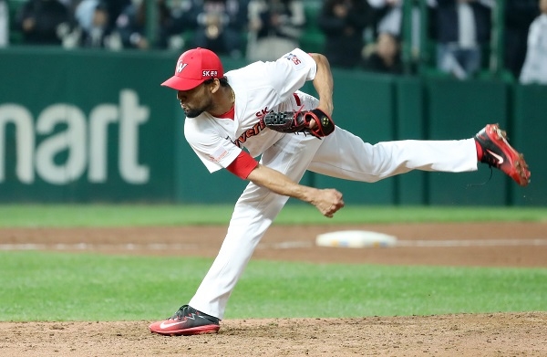 9일 오후 SK행복드림구장에서 열린 2018 KBO 한국시리즈 4차전 SK 와이번스와 두산 베어스의 경기, 7회초 선발 김광현에 이어 마운드에 오른 SK 두 번째 투수 산체스가 역투를 하고 있다. [뉴시스]
