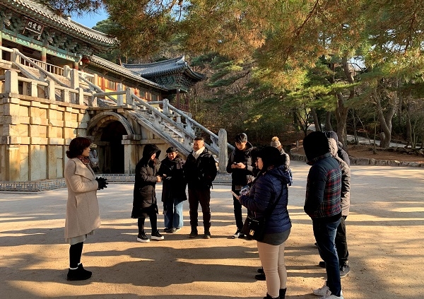 타이난, 가오슝 등 대만 여행사 관계자들이 불국사를 답사하고 있다.