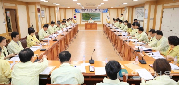 지난 8월 제19호 태풍 ‘솔릭’ 북상에 따라 수성구청에서 관계부서 대책회의를 통해 태풍 대처 상황을 점검하고 있다. 사진=수성구청