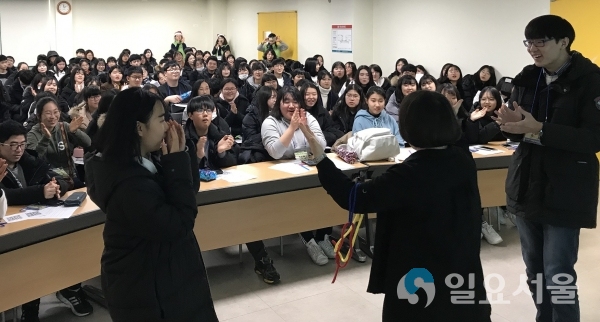 참가 청소년들이 인성특강 및 스마트 토론에 참여하고 있다. @ 창원시 제공