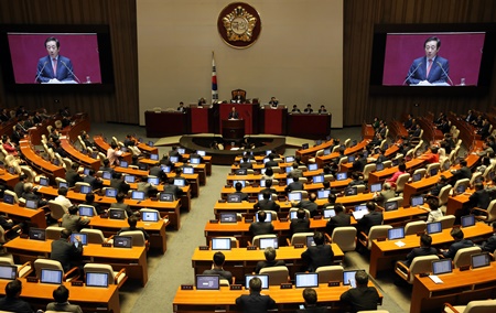 5일 오전 서울 영등포구 여의도 국회에서 진행된 제364회 국회(정기회) 제2차 본회의에서 김성태 자유한국당 원내대표가 교섭단체 대표연설을 하고 있다. <사진=뉴시스>