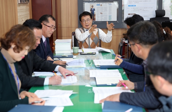 전남 강진군은 17일부터 26일까지 군수실에서 이승옥 군수 주재로 부서별 2019년 주요업무 보고회를 갖고 있다