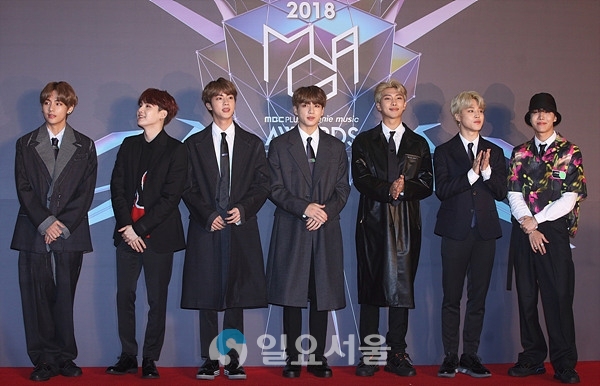 2018 MGA 레드카펫 행사에 참석한 방탄소년단