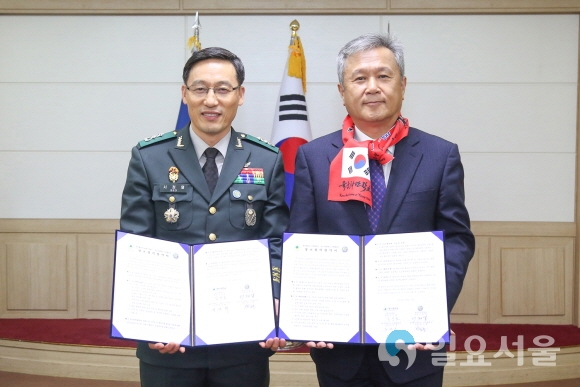 지난 17일 김상호 대구대 총장(오른쪽)과 서정열 육군3사관학교장(왼쪽)이 협약 체결 후 기념사진을 찍고 있다. 사진=대구대학교