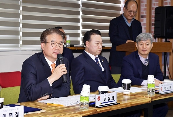 정종제 광주광역시 행정부시장이 18일 오전 시청 3층 협업회의실에서 열린 '광주 군공항 이전 자문위원회'에 참석해 회의를 주재하고 있다.(사진제공=광주광역시)