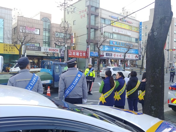 경주경찰서가 18일 경주시 황성동 소재 용황초등학교 앞에서 어린이 안전띠 착용 등 안전한 교통환경 조성을 위한 어린이 교통안전 캠페인과 함께 불시 음주단속을 실시하고 있다.