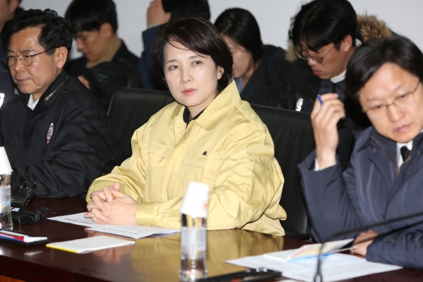 유은혜 교육부총리 등 정부 관료들이 강릉시농업기술기술센터에서 합동대책회의를 하고 있다. [뉴시스]
