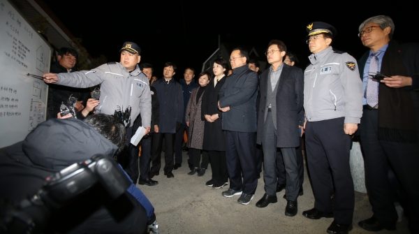 유은혜 교육부총리 등에게 사건 브리핑 하는 김진복 강릉경찰서장 [뉴시스]