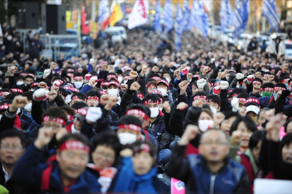 지난 2010년 11월24일 현대차 울산공장 정문 앞에서 금속노조가 비정규직 철폐를 위한 결의대회를 열고 있다. [뉴시스]