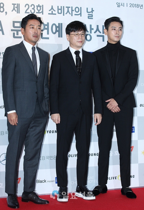 소비자의 날 시상식 참석한 하정우-김용화 감독-주지훈