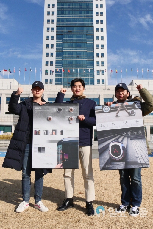 수상 학생들이 성산홀(본관) 앞 잔디광장에서 기념사진을 찍고 있다. (왼쪽부터 권오현, 김상현, 장지환 학생 순). 사진=대구대