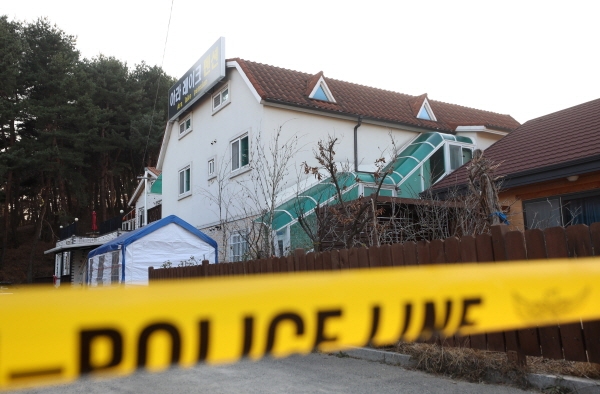 지난 19일 오후 강원 강릉시 가스중독 사고 발생 펜션 출입이 통제되고 있다. [뉴시스]