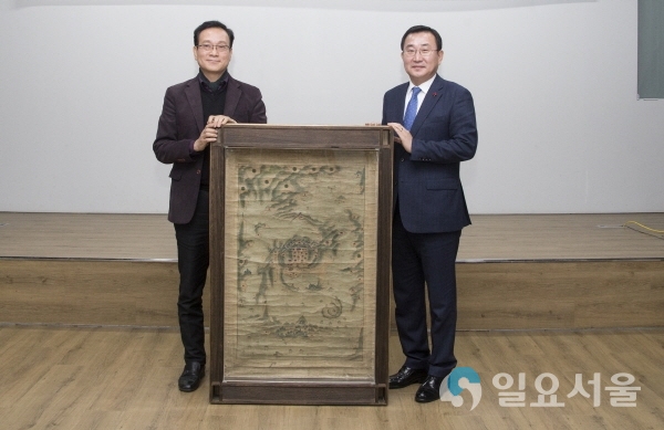 통영거북선호텔 설종국 대표 통영고지도 기증 @ 통영시 제공