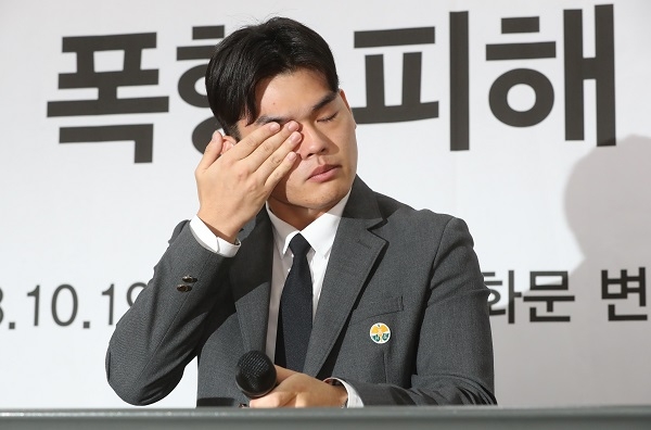 음악 영재로 구성된 그룹 '더 이스트라이트' 멤버 이석철(16) 군이 19일 오전 서울 종로구 당주동 변호사회관에서 기자회견을 열고 "소속사인 미디어라인 엔터테인먼트 소속 프로듀서 문 모씨가 멤버인 쌍둥이 동생 승현 군 등 에게 상습 폭행을 했고 김창환 회장이 폭언과 폭행을 방조했다"고 밝히고 있다. [뉴시스]