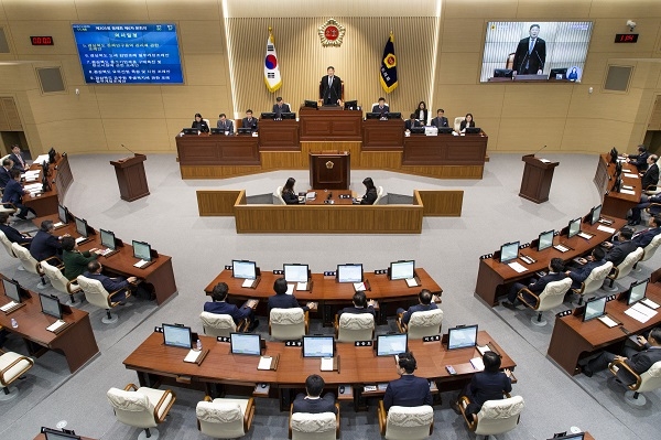 경상북도의회가 20일 제2차 정례회 제6차 본회의를 열어 안건 처리 후 폐회하면서, 2018년도 회기일정을 모두 마무리했다.