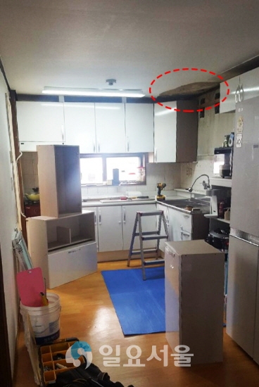A(32·여)씨 집에서 발생한 천장누수 모습. 이후 A씨는 석고·상부장을 교체하고 도배를 해야 했다.