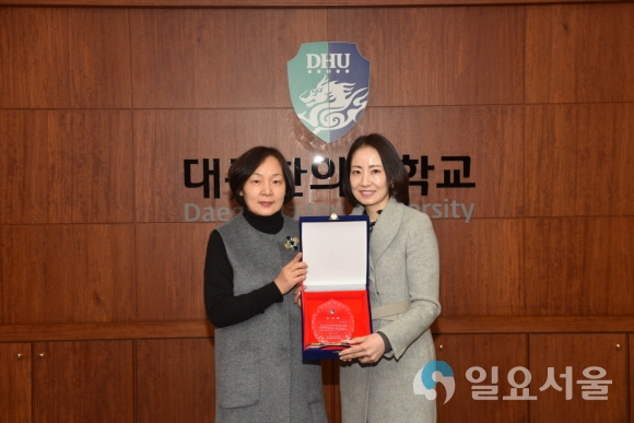 중국어과 손경옥 학과장(왼쪽)이 신정민 원장에게 감사패 전달하고 있다. 사진=대구한의대