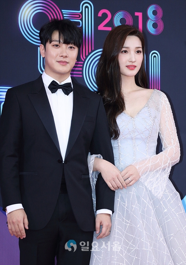 2018 KBS 연예대상 레드카펫 행사에 참석한 최민환-율희