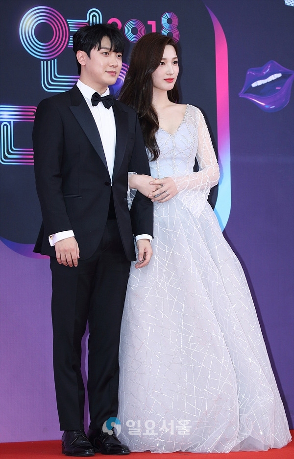 2018 KBS 연예대상 레드카펫 행사에 참석한 최민환-율희
