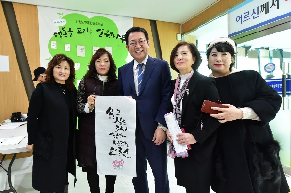 노인종합문화회관 어르신 작품전시회를 찾은 박남춘 시장