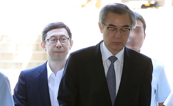불법 재취업 혐의로 구속영장이 청구된 정재찬(오른쪽) 전 공정거래위원장과 신영선 전 부위원장 [뉴시스]