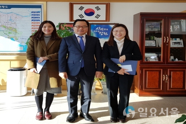 왼쪽부터 정지혜 주무관, 정구창 제1부시장, 성분자 주무관 @ 창원시 제공