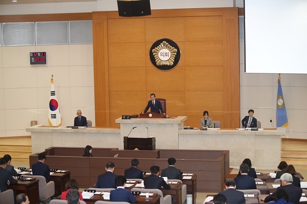 포항시의회가 지난 21일 제3차 본회의를 열어 2019년도 예산 1조 8,268억원을 확정했다.