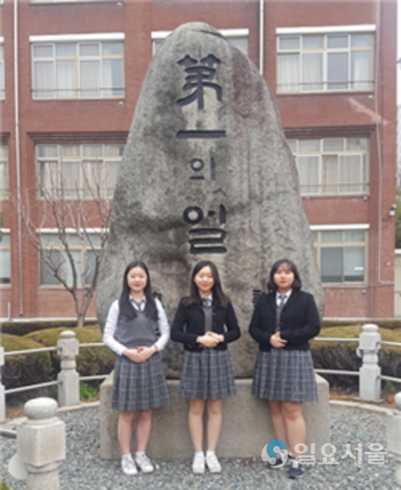 좌측부터 한국전력 이경민, 신용보증기금 석송주, 국민연금공단 이가은 학생. 사진제공=대구시교육청